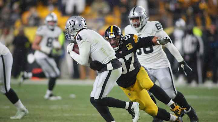 Raiders Offense Stalls Under a Cold Pittsburgh Night