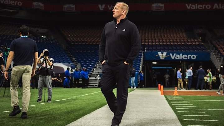 6 Uninterrupted Minutes in the Pregame World of Kalen Deboer