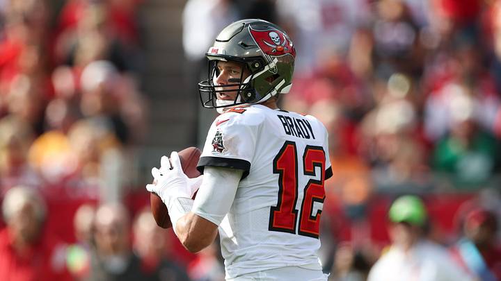 Bucs’ Tom Brady Fails to Draw Penalty Flag Despite Elaborate Flop