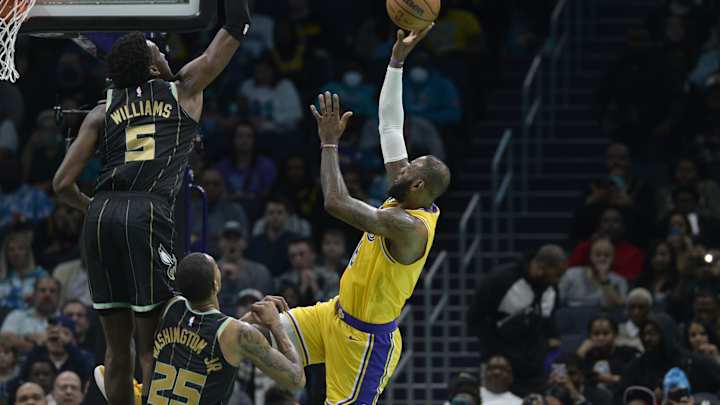 Hornets' Comeback Attempt Falls Short vs Lakers