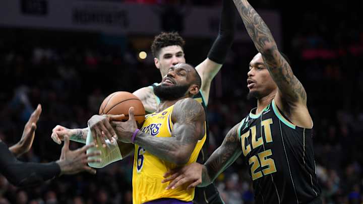 Lakers News: LeBron James Puts On Show Against Michael Jordan’s Hornets Lakers News: LeBron James Puts On Show Against Michael Jordan’s Hornets