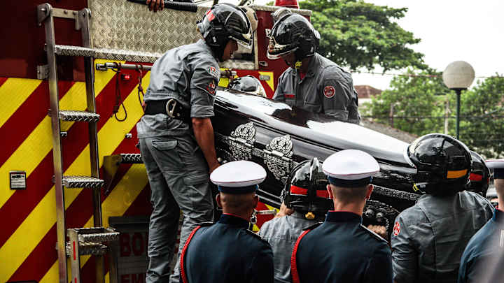 Brazilians Line Streets of Santos on Day of Pele’s Funeral, Burial