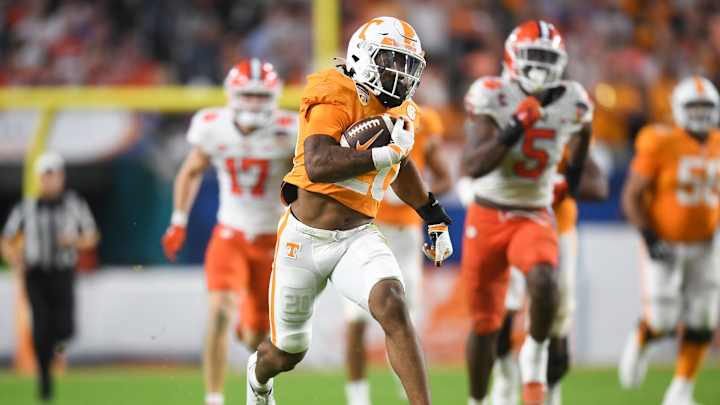 Jaylen Wright Signs NIL Deal, Remains in Knoxville