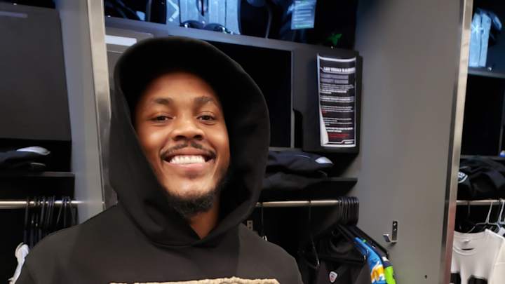 Raiders RB Josh Jacobs Receives Craig Long Award Raiders RB Josh Jacobs Receives Craig Long Award