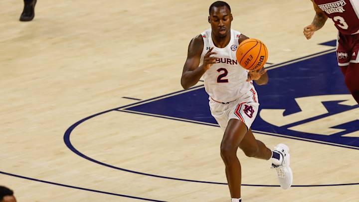 WATCH: Jaylin Williams has defenders on skates vs Vanderbilt