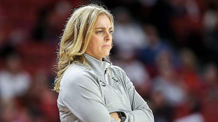 Baylor WBB Coach Nicki Collen Wants Brittney Griner’s Jersey Retired at New Arena Baylor WBB Coach Nicki Collen Wants Brittney Griner’s Jersey Retired at New Arena
