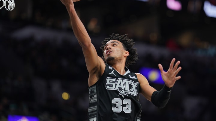 Former Duke basketball guard shows off hops for Spurs
