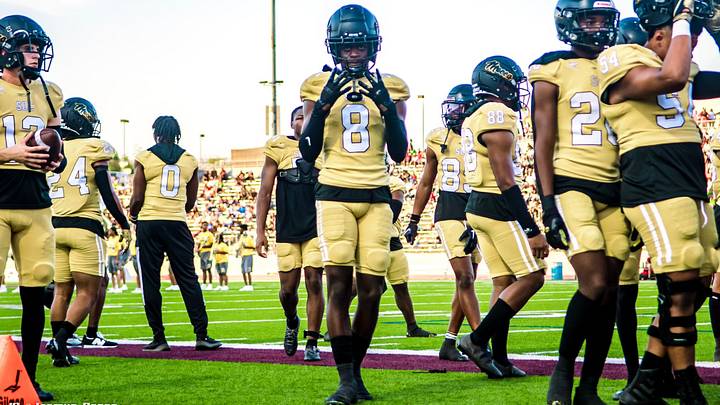 Texas LBs Consider Themselves Super Heroes, Each Hold UW Offers