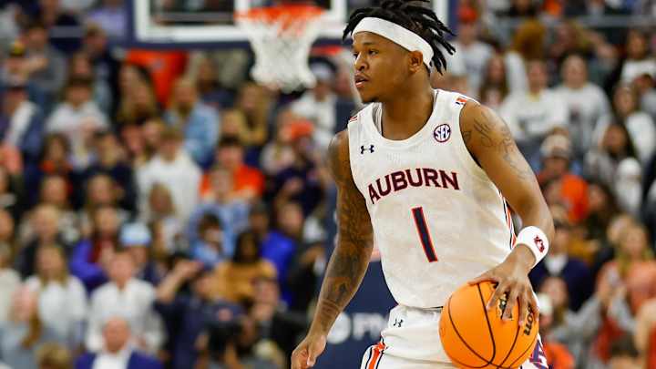 WATCH: Wendell Green almost loses shoe, still scores anyway vs Alabama