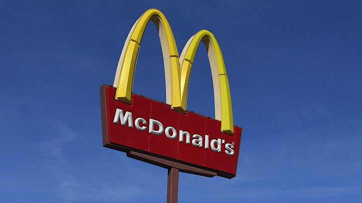 Let’s Analyze the ‘Door Dash’ Guy Walking Onto the Court During a College Basketball Game to Deliver McDonald’s