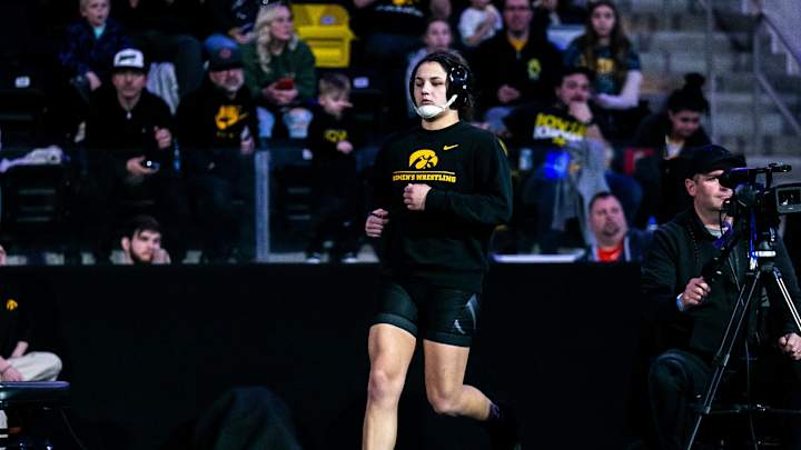 Bella Mir Signs UFC’s First-Ever NIL Deal Bella Mir Signs UFC’s First-Ever NIL Deal