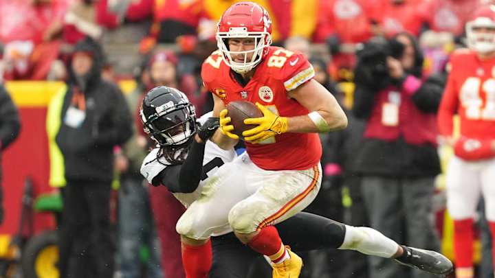 Travis Kelce Questionable After Reportedly Tweaking Back in Practice
