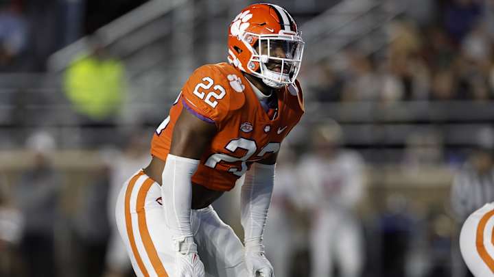 Broncos Take Clemson LB Trenton Simpson in PFF Mock Draft
