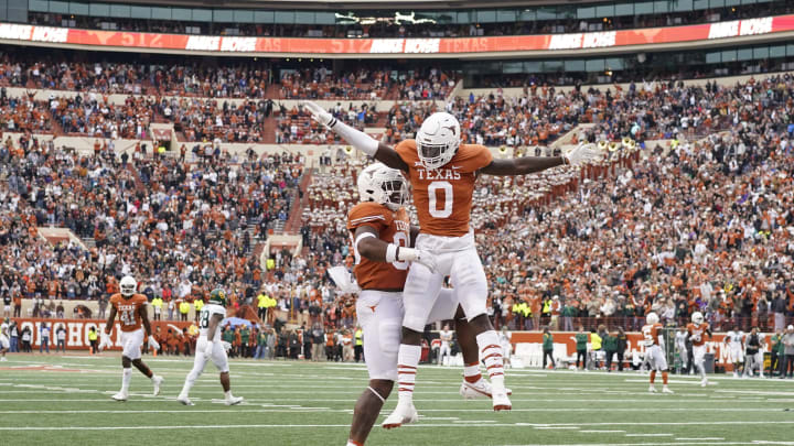 Longhorns LB DeMarvion Overshown Has Met With Dallas Cowboys 'A Lot'
