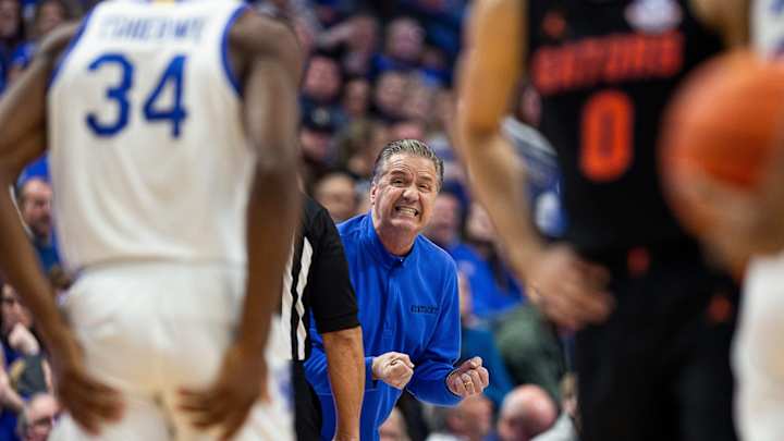 Kentucky Remains Steady Home Favorite Against Arkansas