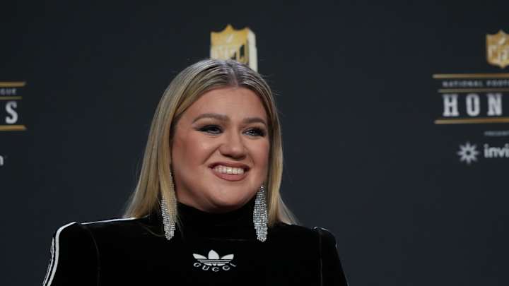 Singer Kelly Clarkson Takes Shot at Browns During NFL Honors Singer Kelly Clarkson Takes Shot at Browns During NFL Honors