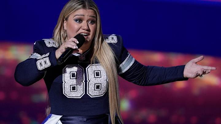 Kelly Clarkson Roasted Tom Brady at NFL Honors Over His Thirst Traps