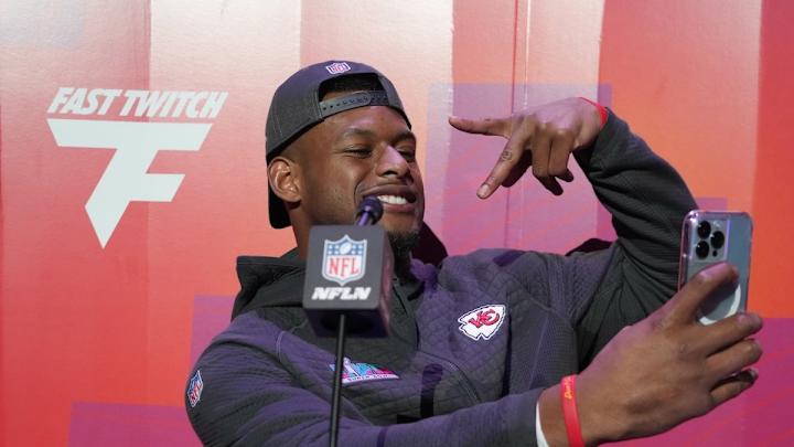Former Steelers WR JuJu Smith-Schuster Gives Mike Tomlin Love at Super Bowl