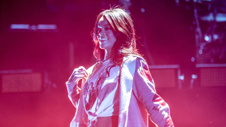 Cara Delevingne’s Rihanna Shirt Ahead of Super Bowl Halftime Show Goes Viral