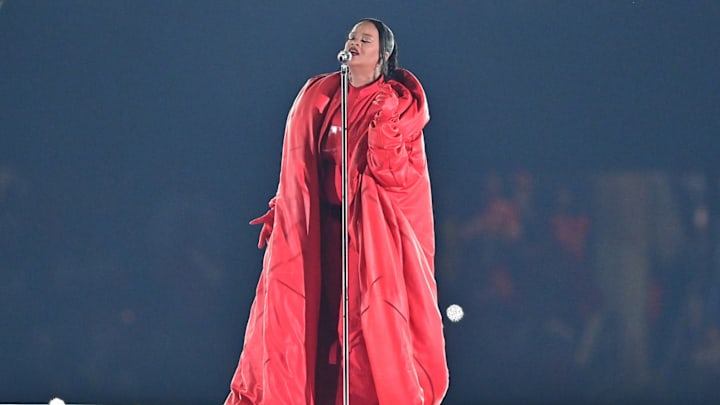 Rihanna Super Bowl Halftime Show Draws Cheers From LeBron James, Dwyane Wade And Jeers From Others