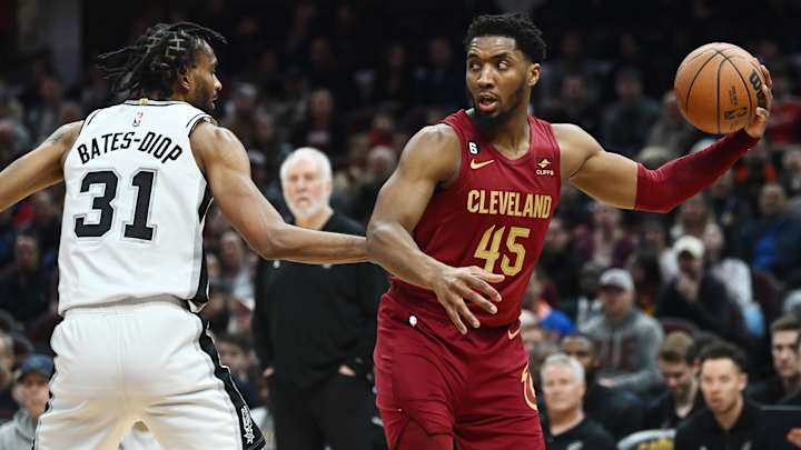 Spurs Rally in Second Half, But Fall Short in Loss to Cavs, Donovan Mitchell Spurs Rally in Second Half, But Fall Short in Loss to Cavs, Donovan Mitchell