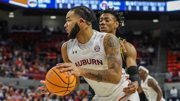 WATCH: Johni Broome, Liam Robbins battling in Auburn vs Vanderbilt