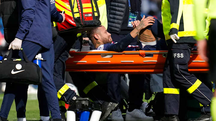 Injured Neymar Leaves Field on Stretcher During PSG-Lille Match