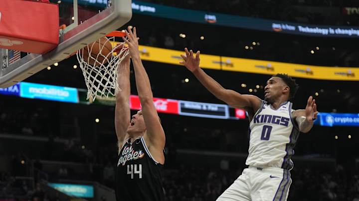 Duke basketball alum posts double-double in 351-point NBA game