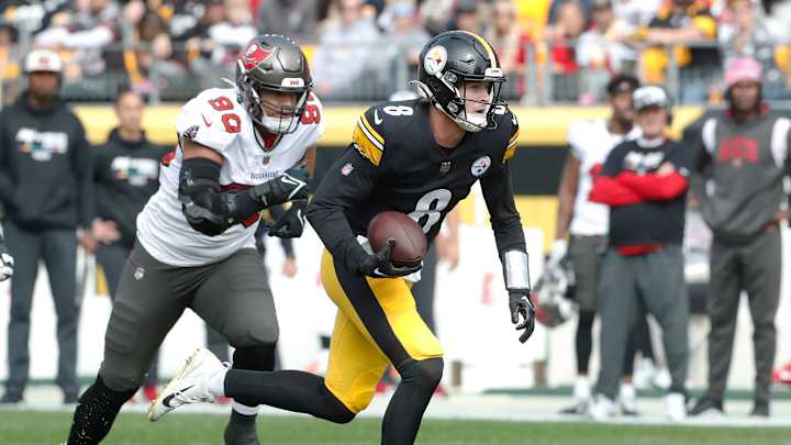 Buccaneers DE Logan Hall 'Did Not Stand Out' in Rookie Season Buccaneers DE Logan Hall 'Did Not Stand Out' in Rookie Season