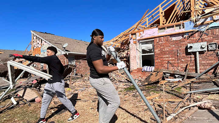 Oklahoma DL Kori Roberson 'Grateful' For Family, Friends After Devastating Tornado Oklahoma DL Kori Roberson 'Grateful' For Family, Friends After Devastating Tornado