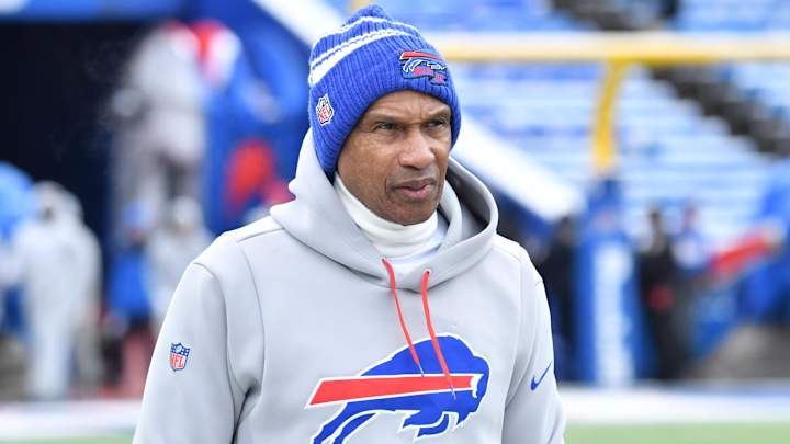 Bills DC Leslie Frazier to Take 2023 Season Off