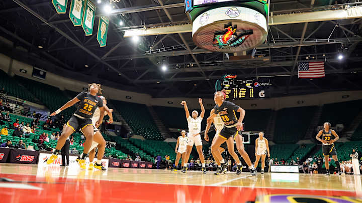 Lady Hornets Advance Past Lady Wildcats After Monstrous 2nd Quarter