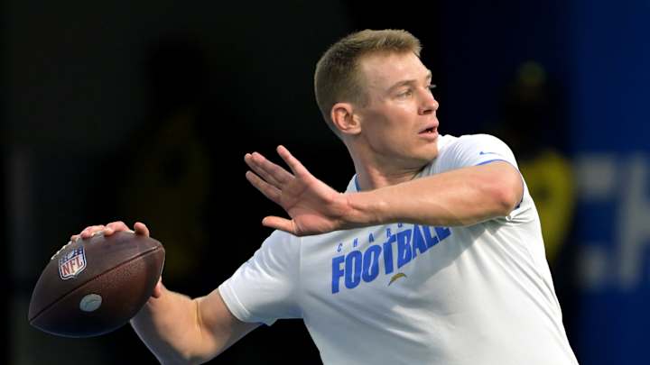 Chargers News: Bolts Re-Sign Backup QB Easton Stick In 1st Free Agency Move