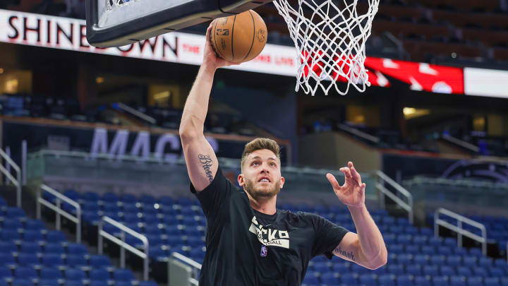 Bucks Re-Sign Meyers Leonard for Remainder of 2022-23 Season