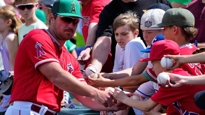 Angels’ Hunter Renfroe Snags Incredible No-Look Catch Against A’s