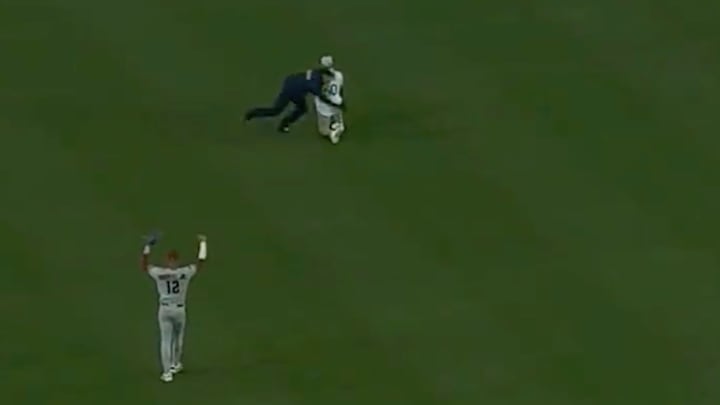 Dodgers Fan Tries to Propose on Field, Gets Lit Up by Security Guard Dodgers Fan Tries to Propose on Field, Gets Lit Up by Security Guard