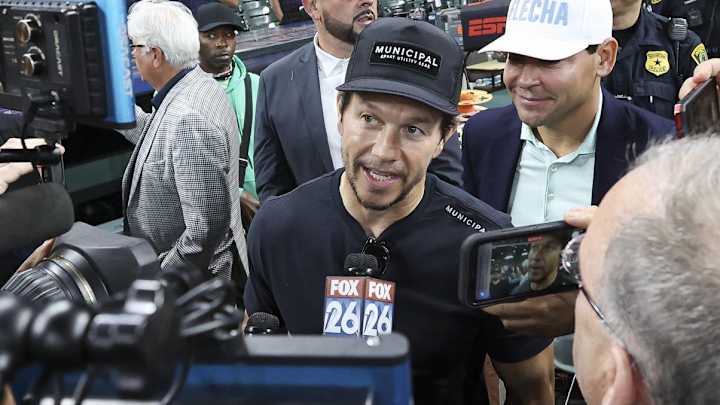 Mark Wahlberg Offers to Donate Thumb to Help Injured Jose Altuve Mark Wahlberg Offers to Donate Thumb to Help Injured Jose Altuve