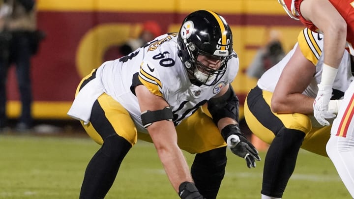 Giants Agree to Terms with OL J.C. Hassenauer | Report