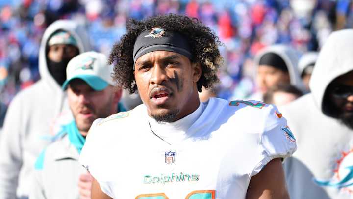 Panthers Agree to Terms with Former Dolphins DB Eric Rowe