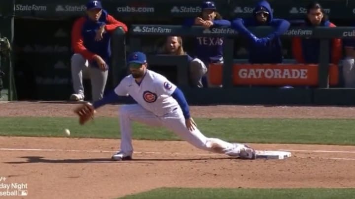 Cubs’ Eric Hosmer Beautifully Picking a One-Hopper Has MLB Fans in Awe Cubs’ Eric Hosmer Beautifully Picking a One-Hopper Has MLB Fans in Awe