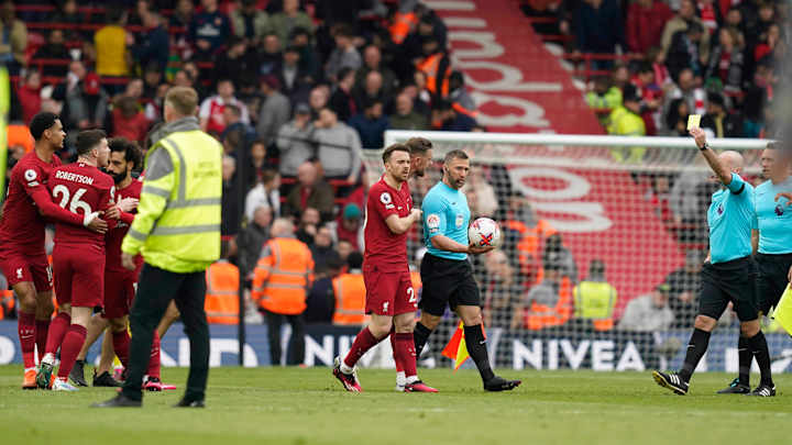 Referee Appears to Elbow Liverpool Defender in Draw vs. Arsenal