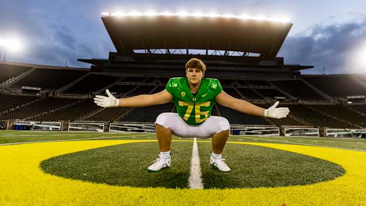 Oregon Picks up New Predictions to Land 2024 Offensive Lineman Oregon Picks up New Predictions to Land 2024 Offensive Lineman