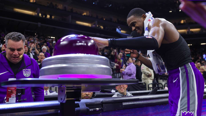 De’Aaron Fox Lighting the Beam Sends Kings Fans Wild After Playoff Win De’Aaron Fox Lighting the Beam Sends Kings Fans Wild After Playoff Win