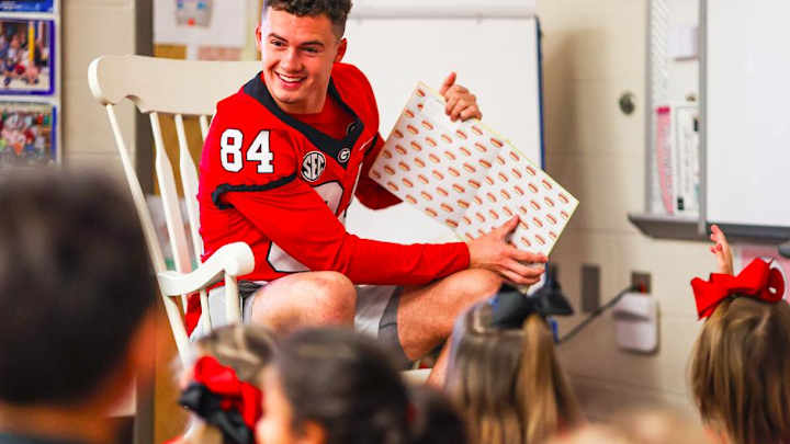 Group of Bulldogs Visit Local Elementary School