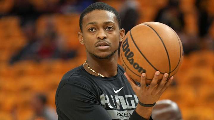 Kings’ De’Aaron Fox Suffers Broken Finger on Shooting Hand, per Report