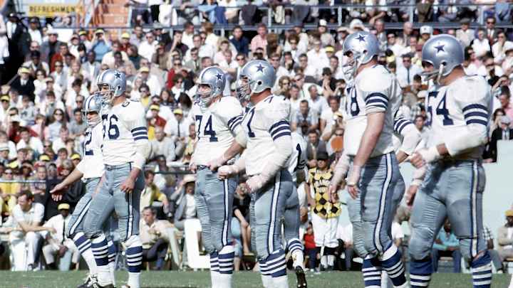 Cowboys Hall of Famer Chuck Howley Reveals Bob Lilly as Canton Presenter Cowboys Hall of Famer Chuck Howley Reveals Bob Lilly as Canton Presenter