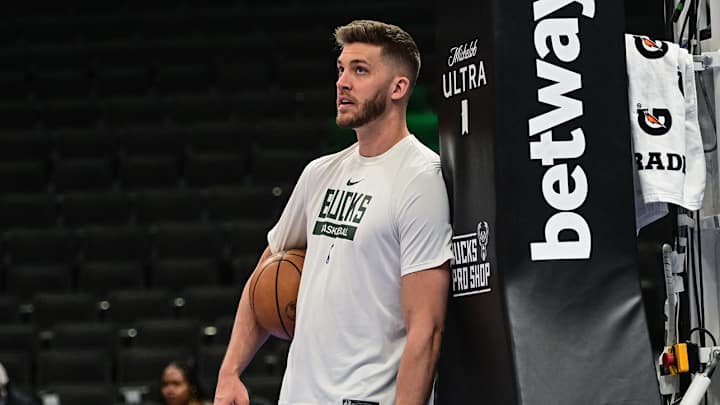 NBA Fans Think Meyers Leonard Accidentally Celebrated for the Wrong Team