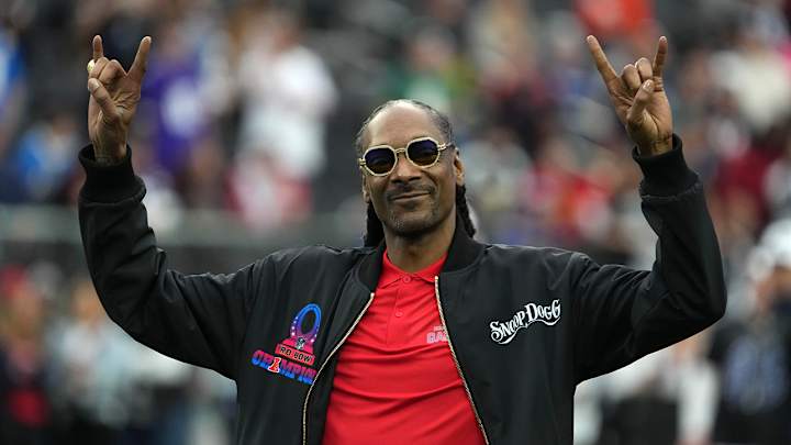 Snoop Dogg Part of Group Bidding to Purchase NHL’s Senators Snoop Dogg Part of Group Bidding to Purchase NHL’s Senators