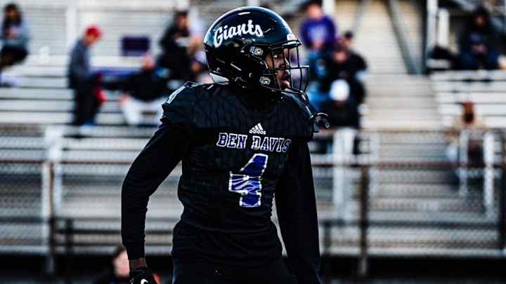 Notre Dame Offers 2025 In-State Cornerback Mark Zackery IV