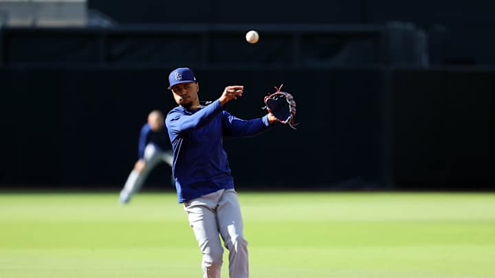 Dodgers News: Gavin Lux Impressed by Mookie Betts' Seamless Move to Shortstop Dodgers News: Gavin Lux Impressed by Mookie Betts' Seamless Move to Shortstop